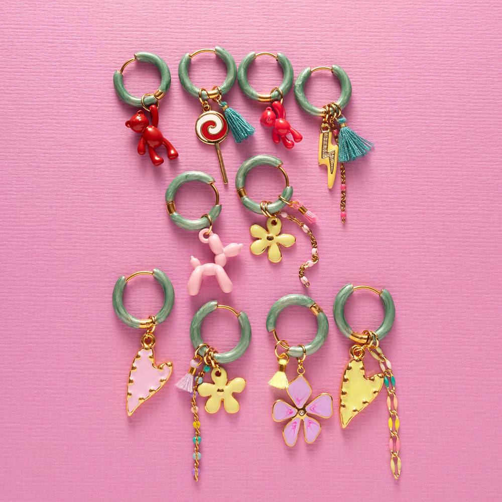 Voeg een sprankje kleur en een vleugje vreugde toe aan je dag met deze kleine gekleurde oorbellen voorzien van vrolijke bedels. Deze charmante oorbellen zijn perfect om je outfit op te vrolijken en je een instant geluksgevoel te geven. Bovendien kun je de bedels er zelf afhalen en onderling wisselen. Mix &amp; Match met de andere oorbellen voor dubbel plezier!