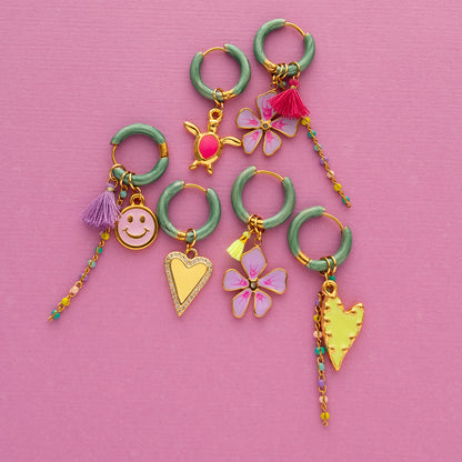 Voeg een sprankje kleur en een vleugje vreugde toe aan je dag met deze kleine gekleurde oorbellen voorzien van vrolijke bedels. Deze charmante oorbellen zijn perfect om je outfit op te vrolijken en je een instant geluksgevoel te geven. Bovendien kun je de bedels er zelf afhalen en onderling wisselen. Mix &amp; Match met de andere oorbellen voor dubbel plezier!