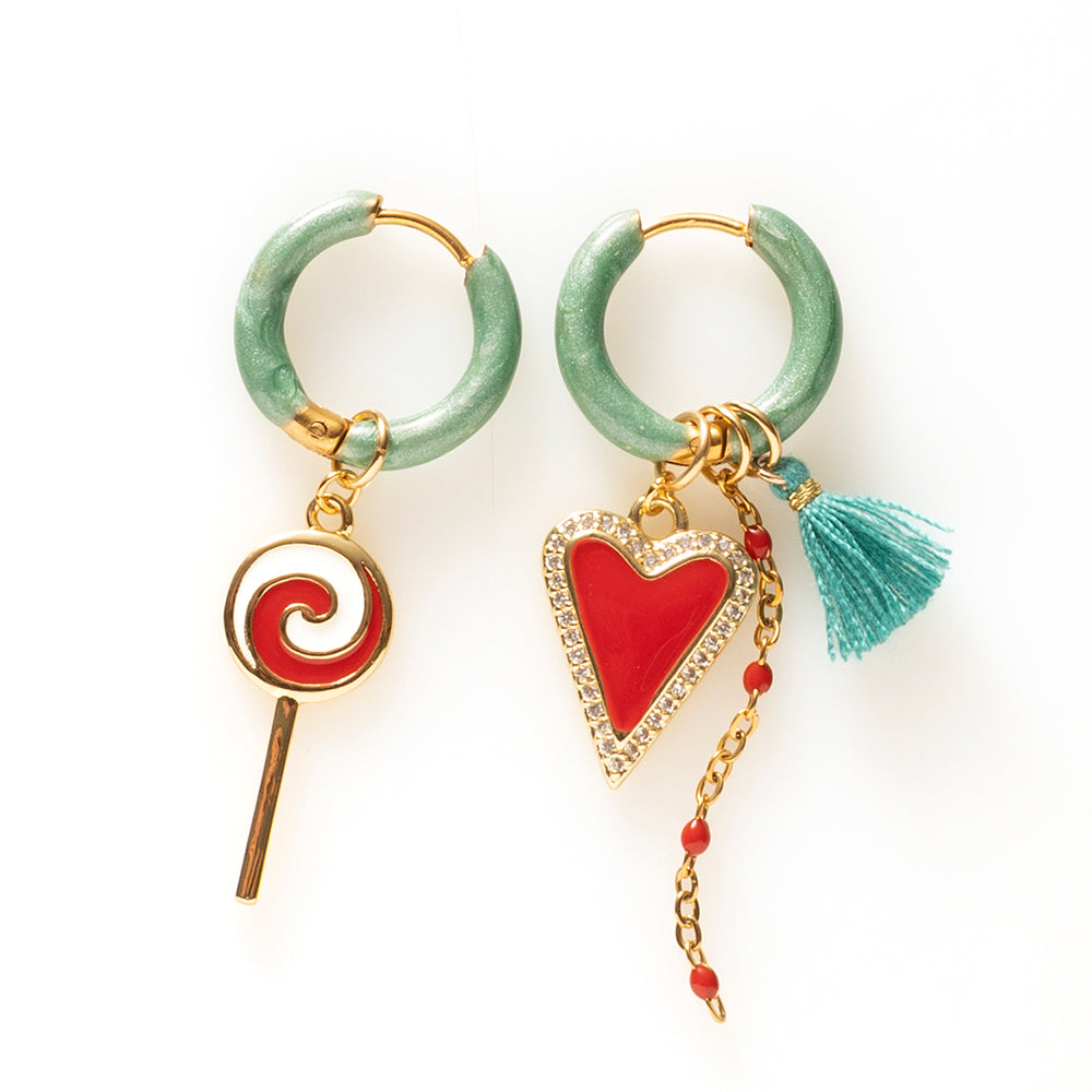 Voeg een sprankje kleur en vreugde toe aan je dag met deze kleurrijke oorbellen met eigenzinnige bedels. Deze opvallende oorbellen geven elke outfit een speelse en funky twist én bezorgen je meteen een instant geluksgevoel.
Extra leuk: de bedels zijn eenvoudig afneembaar en onderling te wisselen. Mix &amp; Match ze met andere oorbellen en creëer eindeloos veel unieke combinaties voor dubbel draagplezier.