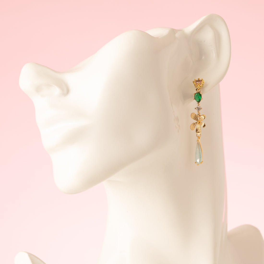 Breng een verfijnde herfstachtige elegantie in je look met de Whispering Grove oorbellen. Lichtroze zirkonia oorstekers vormen een zacht begin, gecombineerd met een frisgroen zirkonia tussenstuk daar onder een gouden bloem. Subtiele lichtblauwe zirkonia druppels geven een sprankelend accent en maken deze oorbellen perfect voor het najaar, naar kantoor of een etentje. Elegant, stijlvol en tijdloos en een gedurfde kleurcombinatie.