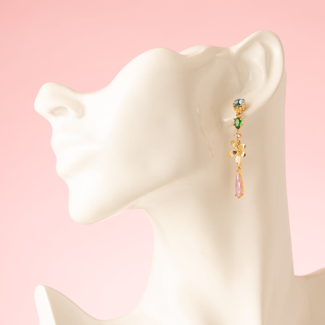 Maak een opvallend, verfijnd statement met de Mystic Bloom oorbellen. Fris blauwe Swarovski oorstekers vormen een krachtige basis, gecombineerd met een frisgroen zirkonia tussenstuk onder een gouden bloem. Een lila zirkonia druppel zorgt voor een subtiele sprankeling en elegantie. Perfect om je outfit naar een hoger niveau te tillen, zowel naar kantoor als tijdens een etentje.