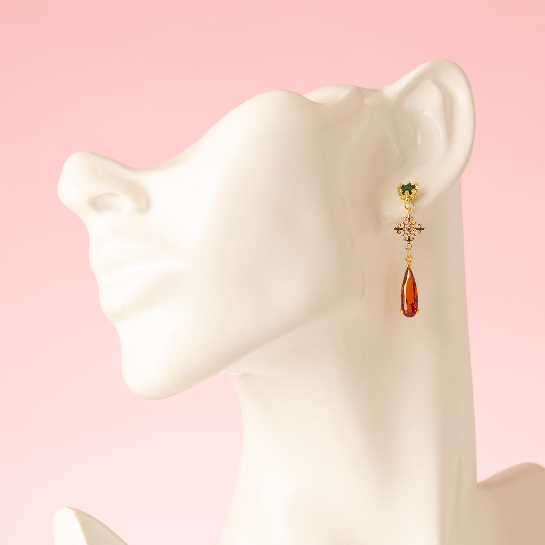 Subtiel en elegant: Autumn Glow – Diamond combineert een groene zirkonia oorsteker met een ruitvormig paars tussenstuk en een opvallende oranje crystal druppel. Fijn, stijlvol en perfect voor een verfijnde herfstlook.