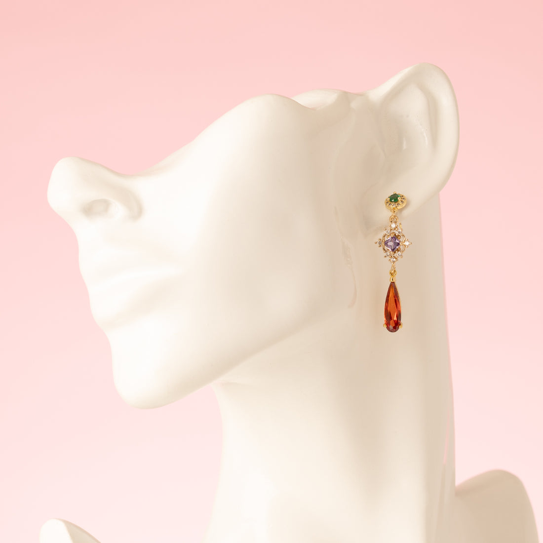 Autumn Glow – Flame geeft een speelse twist aan dezze elegante oorbellen. De groene zirkonia oorsteker, het paarse tussenstuk en de oranje crystal druppel maken dit paar een opvallend maar verfijnd accessoire. Ideaal voor een chique dag- of avondlook in de herfst.