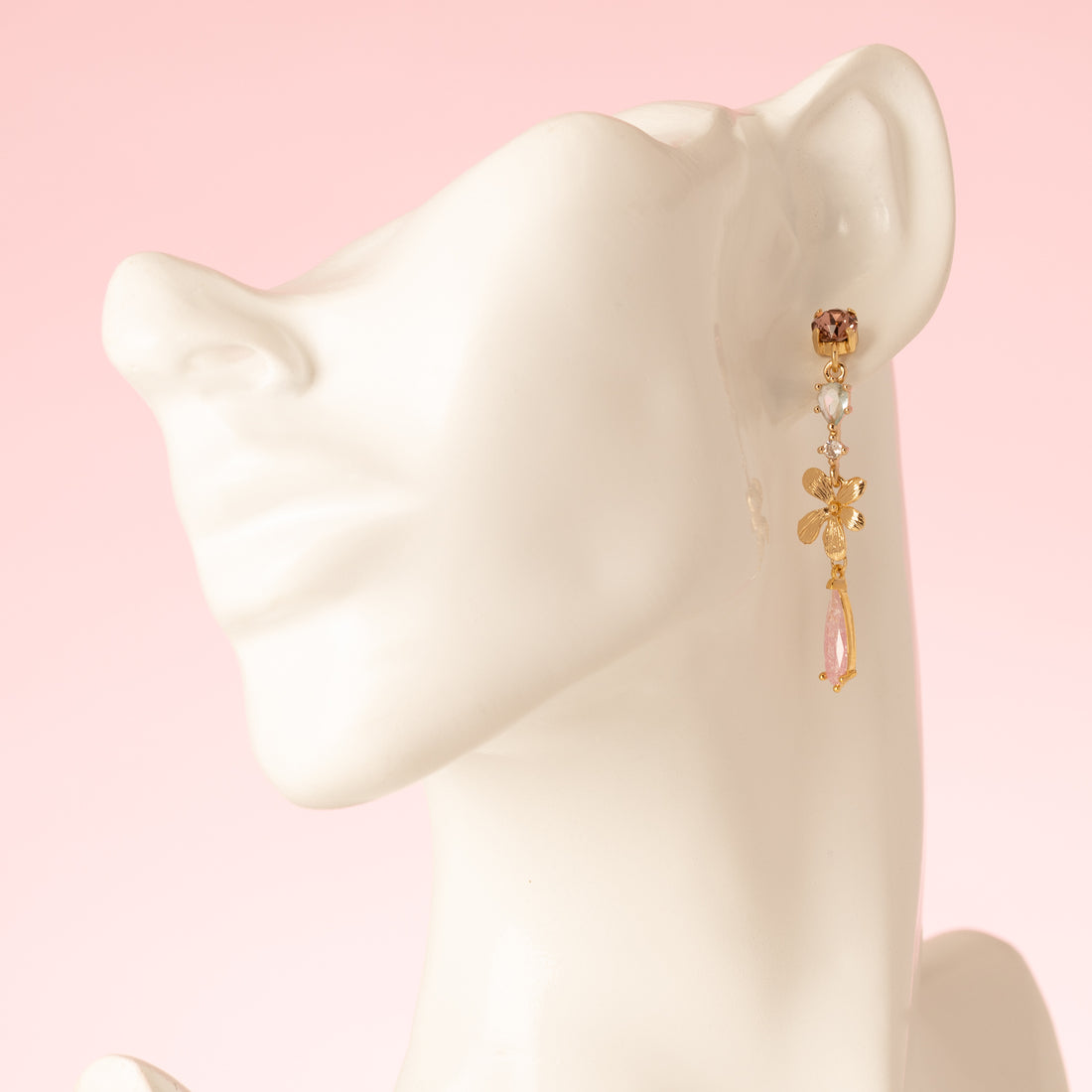 Voeg een vleugje zachte elegantie toe aan je look met de Whispering Rose oorbellen. Deze verfijnde oorbellen hebben een subtiele, pastelroze tint en een sierlijke, iets langere vorm die perfect valt bij iedere outfit. De delicate bloemdetails maken ze tijdloos en vrouwelijk, terwijl ze dankzij hun elegante design zowel naar kantoor als een etentje gedragen kunnen worden. Een subtiel statement dat je persoonlijkheid laat stralen.