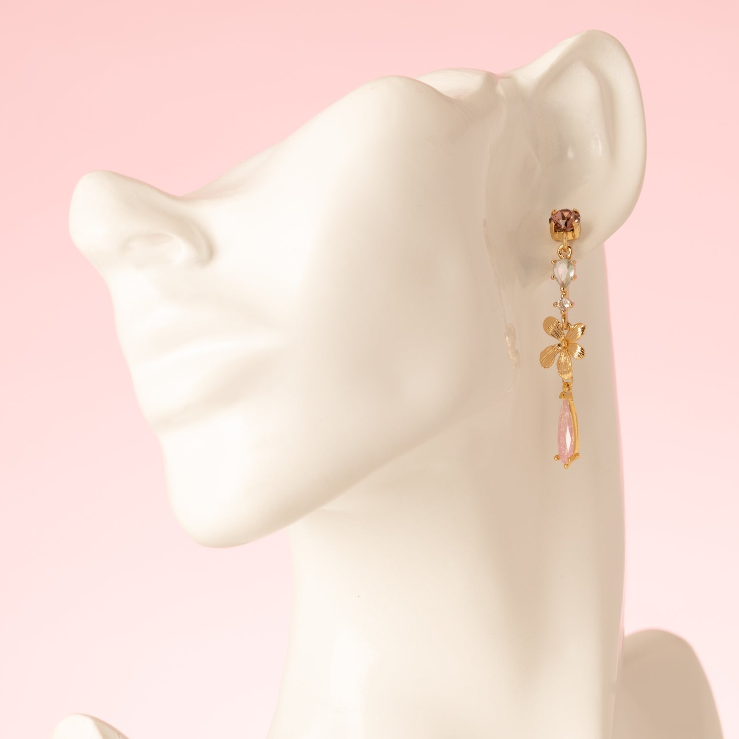 Voeg een vleugje zachte elegantie toe aan je look met de Whispering Rose oorbellen. Deze verfijnde oorbellen hebben een subtiele, pastelroze tint en een sierlijke, iets langere vorm die perfect valt bij iedere outfit. De delicate bloemdetails maken ze tijdloos en vrouwelijk, terwijl ze dankzij hun elegante design zowel naar kantoor als een etentje gedragen kunnen worden. Een subtiel statement dat je persoonlijkheid laat stralen.