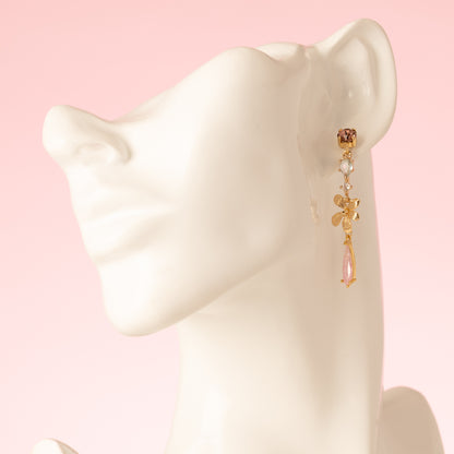 Voeg een vleugje zachte elegantie toe aan je look met de Whispering Rose oorbellen. Deze verfijnde oorbellen hebben een subtiele, pastelroze tint en een sierlijke, iets langere vorm die perfect valt bij iedere outfit. De delicate bloemdetails maken ze tijdloos en vrouwelijk, terwijl ze dankzij hun elegante design zowel naar kantoor als een etentje gedragen kunnen worden. Een subtiel statement dat je persoonlijkheid laat stralen.