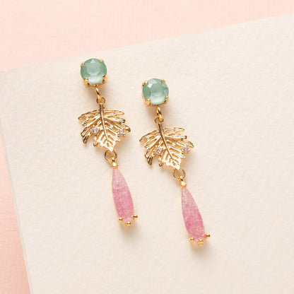Zacht, fris en tijdloos – Mint Blush is een elegante toevoeging aan je sieradencollectie. Deze fijne oorbellen combineren een mintgroene zirkonia oorsteker met een gold plated blaadje, subtiel bezet met kleine zirkonia steentjes. Onderaan schittert een lichtroze zirkonia druppel die zachtjes met je mee beweegt. De pasteltinten zorgen voor een vrouwelijke en frisse uitstraling, perfect voor elke dag én een zwoele avond. Draag Mint Blush voor een subtiele sparkle, elke dag opnieuw.