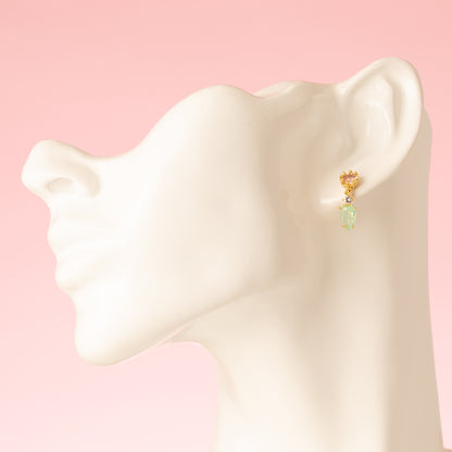 Subtiel en elegant: Rosebud Drop combineert zachte roze zirkonia oorstekers met een verfijnde druppel in zeegroen. Deze kleine, fijne oorstekers zijn perfect voor dagelijks gebruik of als een minimalistisch kleuraccent bij je outfit.&amp;nbsp;