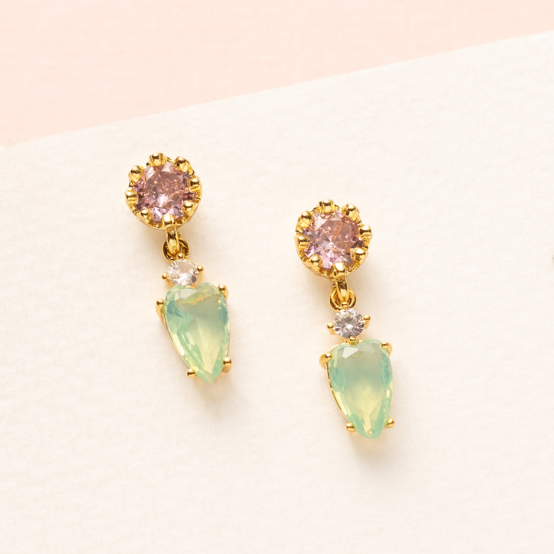 Subtiel en elegant: Rosebud Drop combineert zachte roze zirkonia oorstekers met een verfijnde druppel in zeegroen. Deze kleine, fijne oorstekers zijn perfect voor dagelijks gebruik of als een minimalistisch kleuraccent bij je outfit.&amp;nbsp;