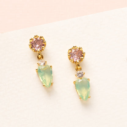 Subtiel en elegant: Rosebud Drop combineert zachte roze zirkonia oorstekers met een verfijnde druppel in zeegroen. Deze kleine, fijne oorstekers zijn perfect voor dagelijks gebruik of als een minimalistisch kleuraccent bij je outfit.&amp;nbsp;