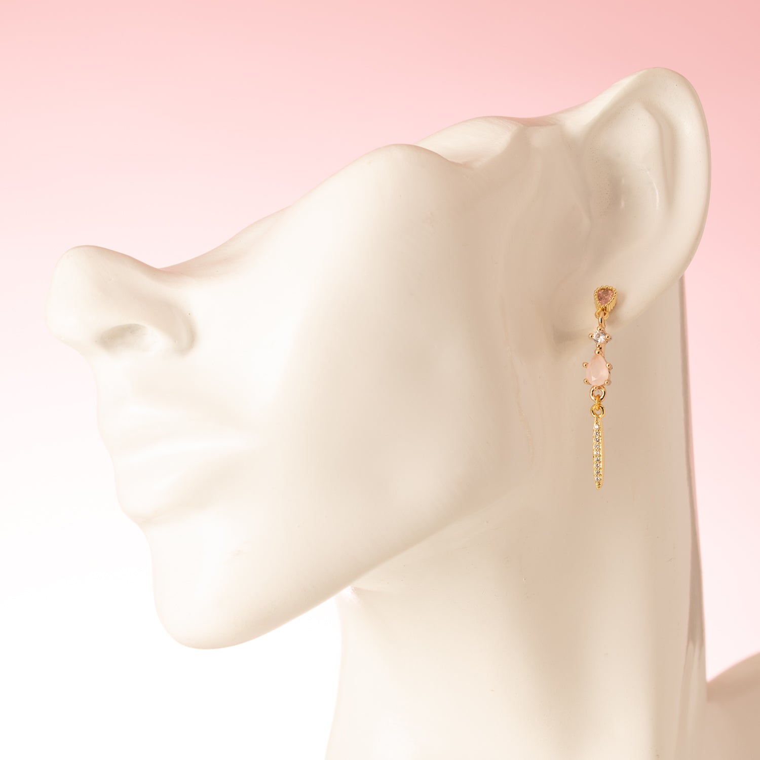 Blush Essence is het perfecte paar voor wie houdt van subtiele elegantie. De lichtroze tint geeft deze oorbellen een zachte, verfijnde uitstraling, terwijl het tijdloze design ze moeiteloos combineerbaar maakt met elke outfit. Fijn, klassiek en elegant — een sierlijk detail dat elke dag weer straalt.