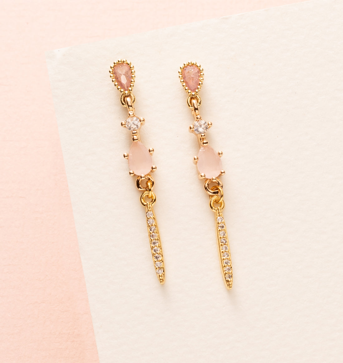 Blush Essence is het perfecte paar voor wie houdt van subtiele elegantie. De lichtroze tint geeft deze oorbellen een zachte, verfijnde uitstraling, terwijl het tijdloze design ze moeiteloos combineerbaar maakt met elke outfit. Fijn, klassiek en elegant — een sierlijk detail dat elke dag weer straalt.