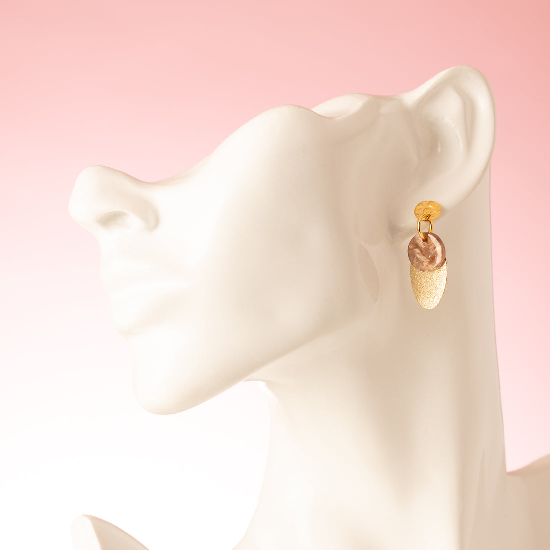 Elegante oorbellen met een warme, bruine resin bedel die elke outfit een tijdloze glow geeft. De verfijnde vorm en de zachte glans van het resin creëren een stijlvolle balans tussen modern en klassiek. Perfect voor kantoor, een etentje of elke dag.

Deze oorbellen voegen een natuurlijke warmte toe aan je look en zijn moeiteloos te combineren met herfst- en wintertinten, maar net zo stralend in het voorjaar. Een elegant accent dat je iedere dag met vertrouwen draagt.