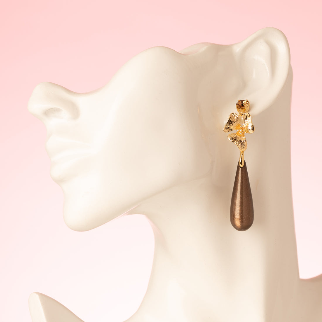 Velvet Ember straalt tijdloze elegantie en warme luxe uit. De oorbel heeft licht bruine Swarovski oorstekers, een subtiel bloemvormig tussenstuk en glanzende Polaris druppels in diepe, trendsettende donkerbruine tint.

Een statement oorbel die stijl, verfijning en subtiele glans moeiteloos combineert – perfect voor vrouwen die elegantie willen dragen met een moderne touch.