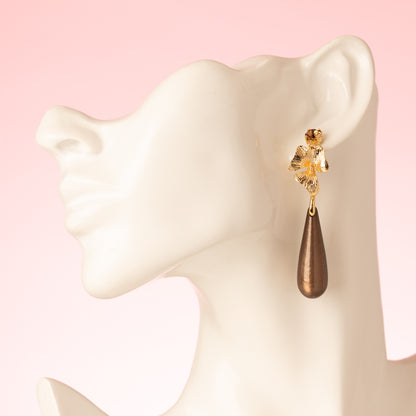 Velvet Ember straalt tijdloze elegantie en warme luxe uit. De oorbel heeft licht bruine Swarovski oorstekers, een subtiel bloemvormig tussenstuk en glanzende Polaris druppels in diepe, trendsettende donkerbruine tint.

Een statement oorbel die stijl, verfijning en subtiele glans moeiteloos combineert – perfect voor vrouwen die elegantie willen dragen met een moderne touch.