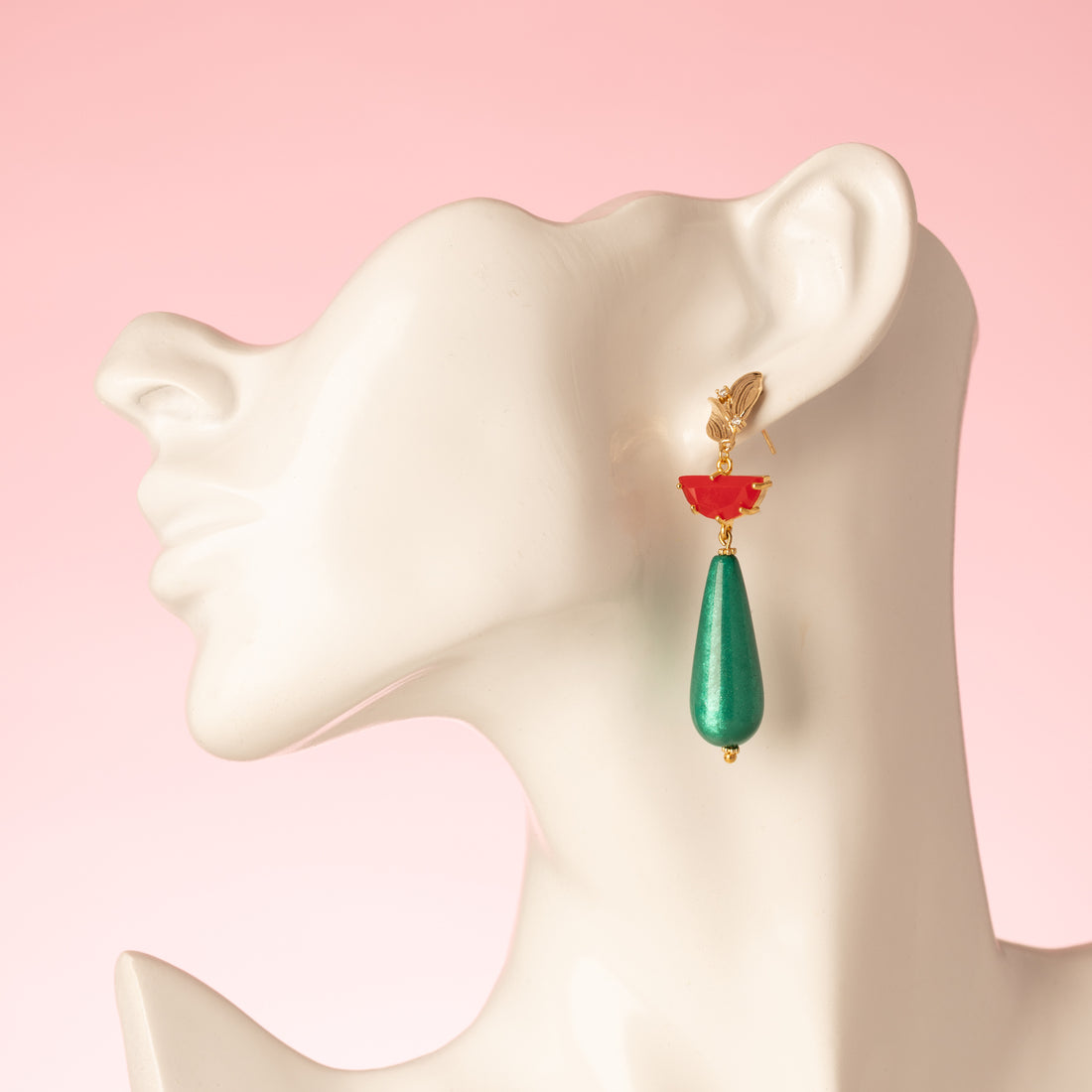 Emerald Flame is waar natuurkracht en vurige passie samenkomen. Deze elegante bladvormige oorbel combineert een opvallende, emerald groene Polaris druppel met een intens oranje/rode steen die doet denken aan een dansende vlam.

De uitgesproken kleuren en unieke vorm maken van deze oorbel een echte eyecatcher – gedurfd, stijlvol en helemaal jij.