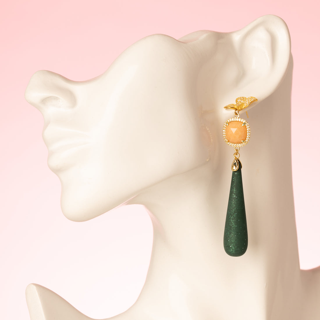 925 Sterling Zilver bloem oorbellen 18kt gold plated. Met polaris druppels in groen en vierkante maansteen in peach.