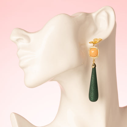 925 Sterling Zilver bloem oorbellen 18kt gold plated. Met polaris druppels in groen en vierkante maansteen in peach.