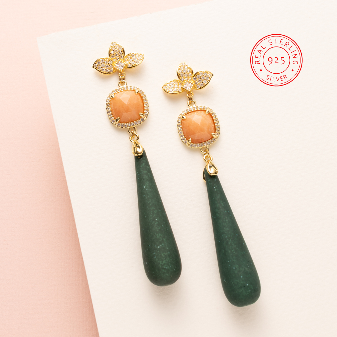 925 Sterling Zilver bloem oorbellen 18kt gold plated. Met polaris druppels in groen en vierkante maansteen in peach.