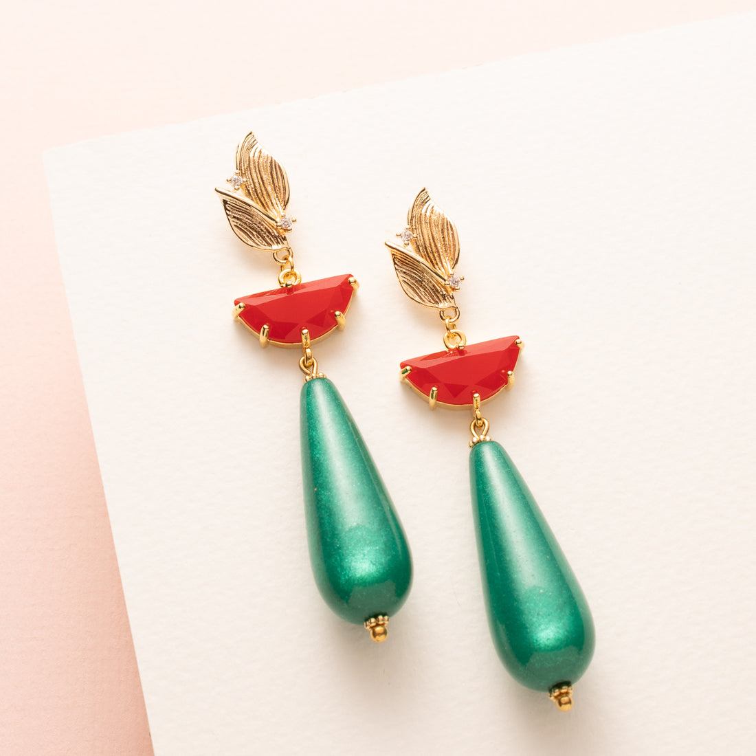 Emerald Flame is waar natuurkracht en vurige passie samenkomen. Deze elegante bladvormige oorbel combineert een opvallende, emerald groene Polaris druppel met een intens oranje/rode steen die doet denken aan een dansende vlam.

De uitgesproken kleuren en unieke vorm maken van deze oorbel een echte eyecatcher – gedurfd, stijlvol en helemaal jij.