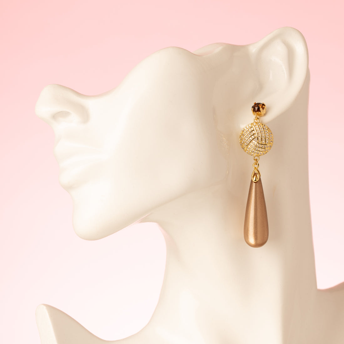 Hazel Glow combineert tijdloze elegantie met een trendkleur van dit seizoen. De oorbel heeft bruine Swarovski oorstekers, een rond zirkonia tussenstuk en glanzende Polaris druppels in warme, stijlvolle hazelnootkleur.

Een subtiele statement oorbel die moeiteloos stijl, luxe en moderne flair toevoegt aan elke look – perfect voor vrouwen die zowel klassiek als modieus willen stralen.