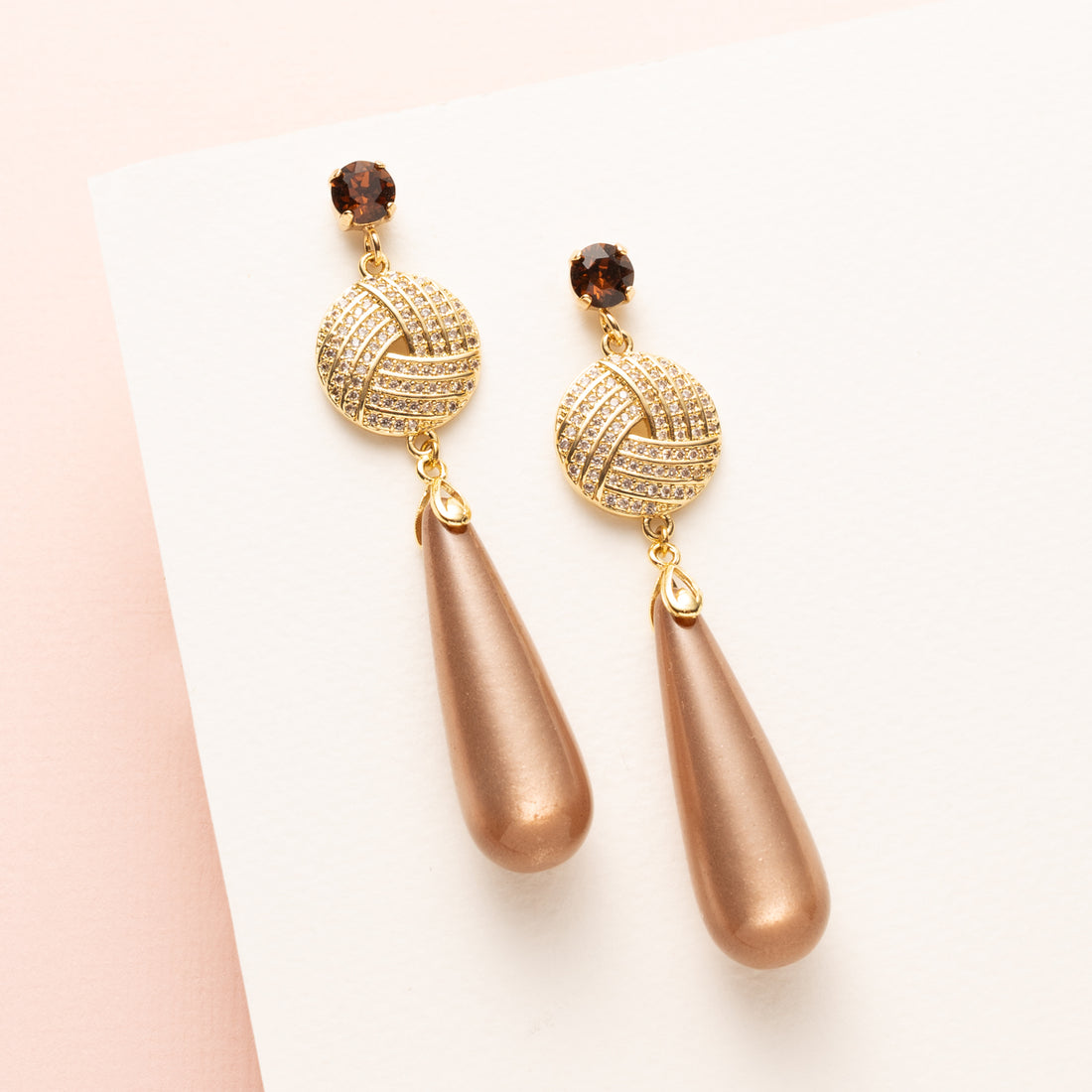 Hazel Glow combineert tijdloze elegantie met een trendkleur van dit seizoen. De oorbel heeft bruine Swarovski oorstekers, een rond zirkonia tussenstuk en glanzende Polaris druppels in warme, stijlvolle hazelnootkleur.

Een subtiele statement oorbel die moeiteloos stijl, luxe en moderne flair toevoegt aan elke look – perfect voor vrouwen die zowel klassiek als modieus willen stralen.