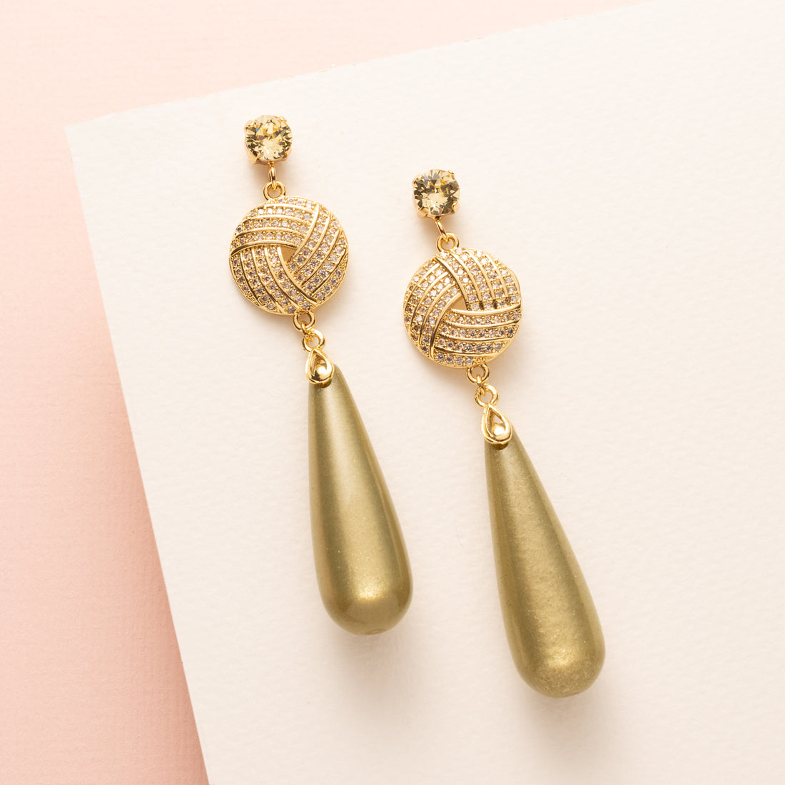Olive Glow is een verfijnde en sprankelende oorbel die luxe en elegantie combineert. De Swarovski oorsteker geeft een schitterende basis, met een rond zirkonia tussenstuk dat het licht prachtig vangt. Daaronder hangen glanzende Polaris druppels in de zachte, warme tint Light Olive, wat de oorbel een natuurlijke maar opvallende uitstraling geeft.

Perfect voor vrouwen die stijlvol willen stralen – van kantoor tot diner.