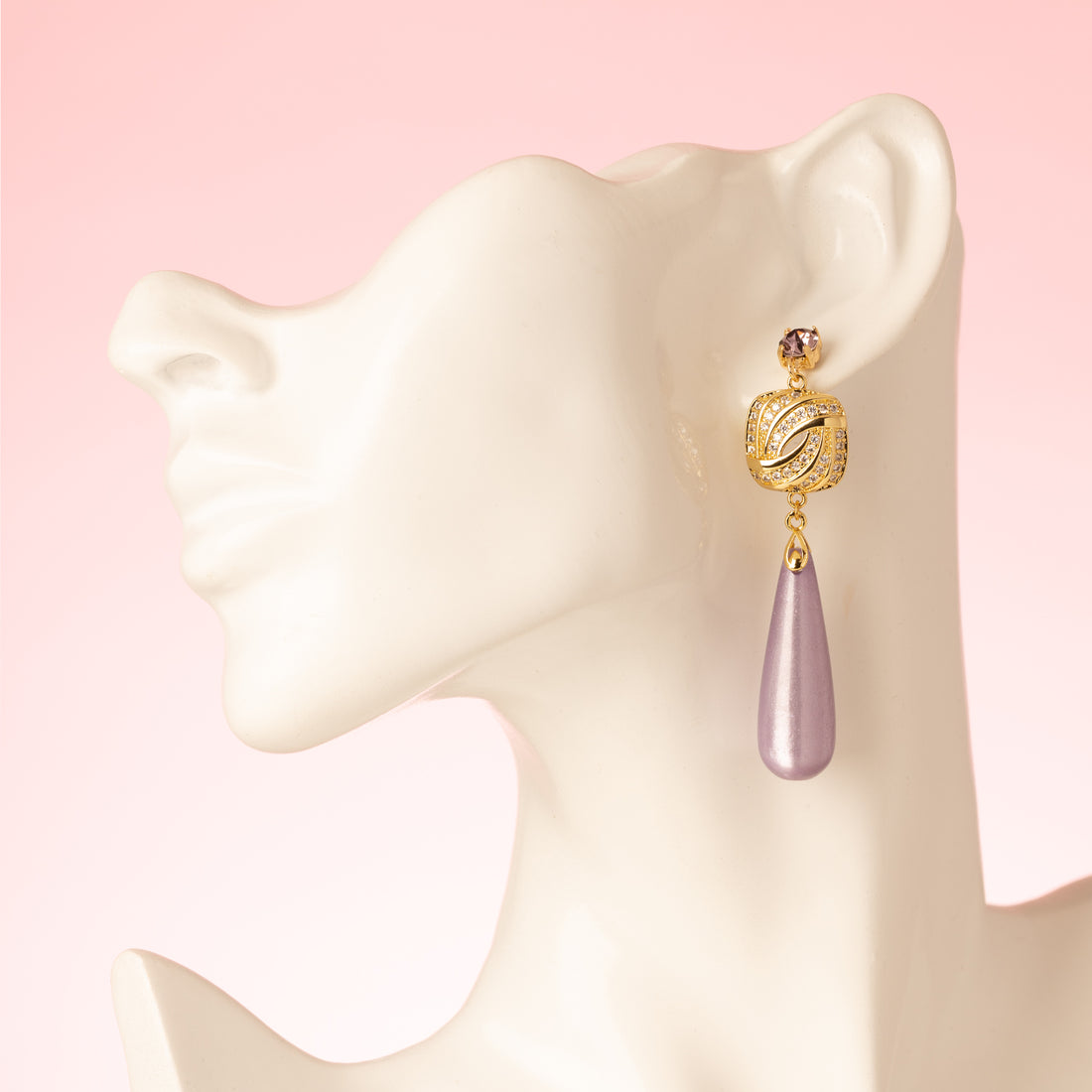 Laat je look stralen met deze elegante oorbellen in warme, rijke bruintinten. De bruine polaris druppels met een zachte glans vallen prachtig samen met het fonkelende vierkante zirkonia tussenstuk en de schitterende Swarovski oorstekers in Light Smoked Topaz. Trendy en vrouwelijk, met een subtiele luxe uitstraling die je zowel overdag als ’s avonds laat opvallen.