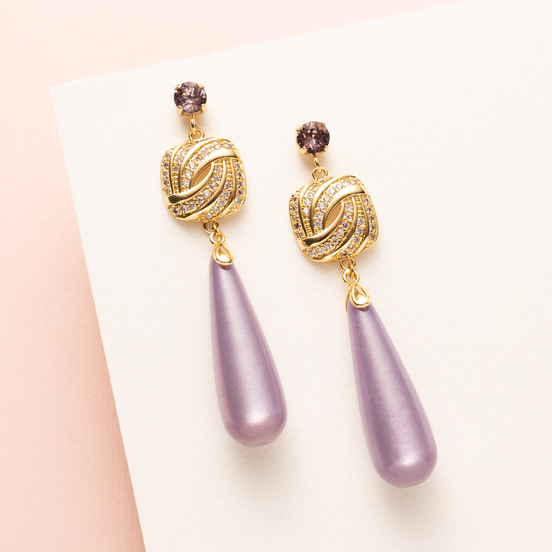 Lilac Spark is een verfijnde en sprankelende oorbel die elegantie en kleur combineert. De fonkelende Swarovski steen vormt de basis, gevolgd door een vierkant zirkonia tussenstuk met afgeronde hoeken, en een glanzende Polaris druppel in zacht lila.

Een subtiele statement oorbel die vrouwelijk, stijlvol en sprankelend is – perfect voor elke gelegenheid, van werk tot avondje uit.