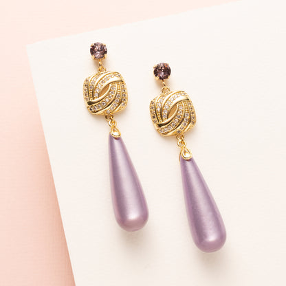 Lilac Spark is een verfijnde en sprankelende oorbel die elegantie en kleur combineert. De fonkelende Swarovski steen vormt de basis, gevolgd door een vierkant zirkonia tussenstuk met afgeronde hoeken, en een glanzende Polaris druppel in zacht lila.

Een subtiele statement oorbel die vrouwelijk, stijlvol en sprankelend is – perfect voor elke gelegenheid, van werk tot avondje uit.