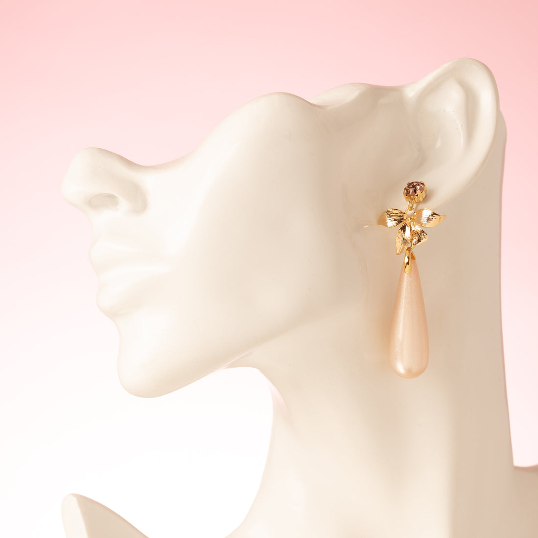 Laat je stralen met de elegante Blush Rose oorbellen uit de Luminous Moments collectie. Deze fijne oorbellen combineren een Blush Rose Swarovski oorsteker met een stijlvolle gouden bloem en een glanzende roze polaris druppel. Het resultaat is een sprankelende, vrouwelijke touch die elke look subtiel verlicht.