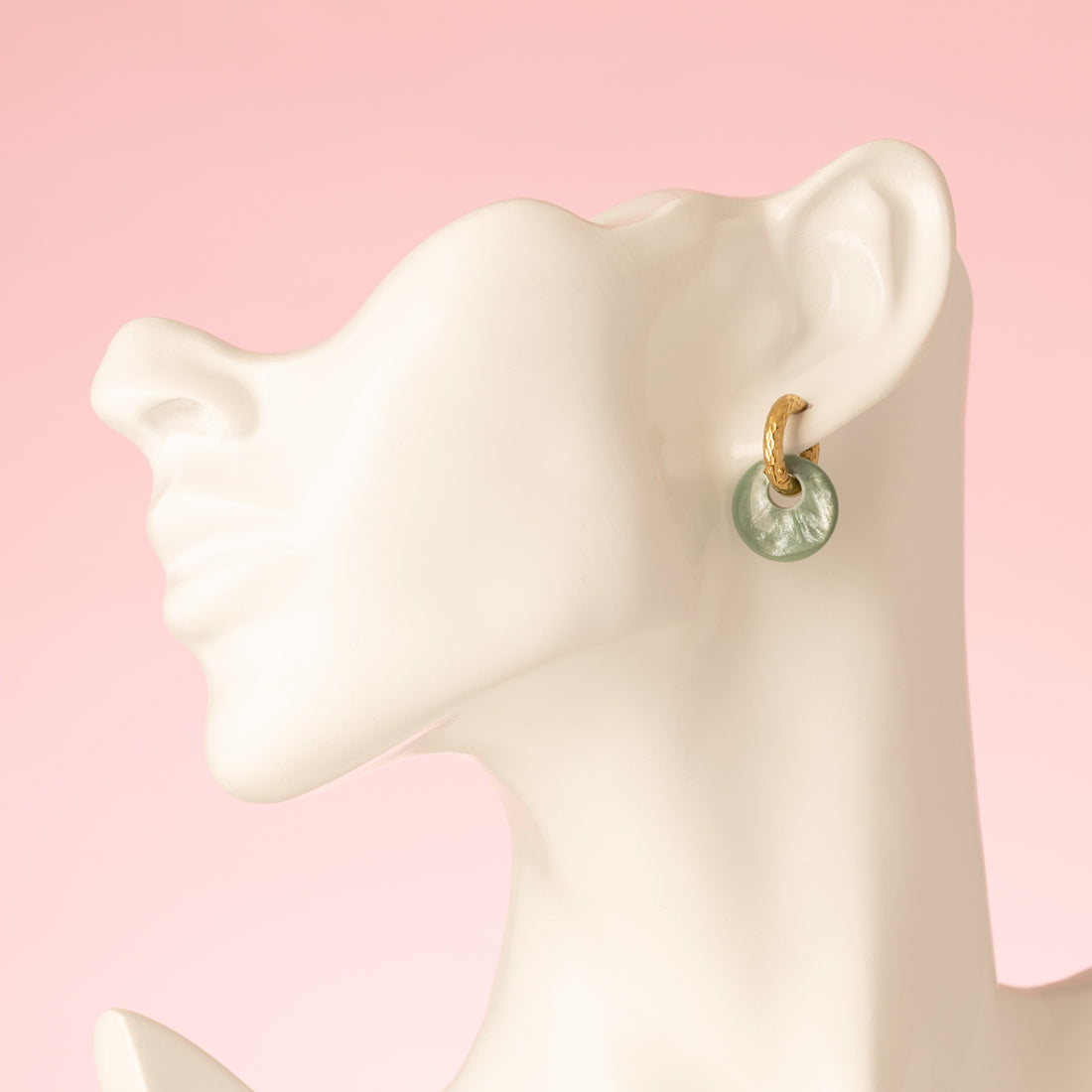 Laat je dag beginnen met een vleugje zachte elegantie. Gentle Green combineert een oorring met reliëf met een ronde Polaris hanger in een frisse erinite-groene tint. Tijdloos, eenvoudig en perfect in balans – een subtiele blikvanger voor elke dag.