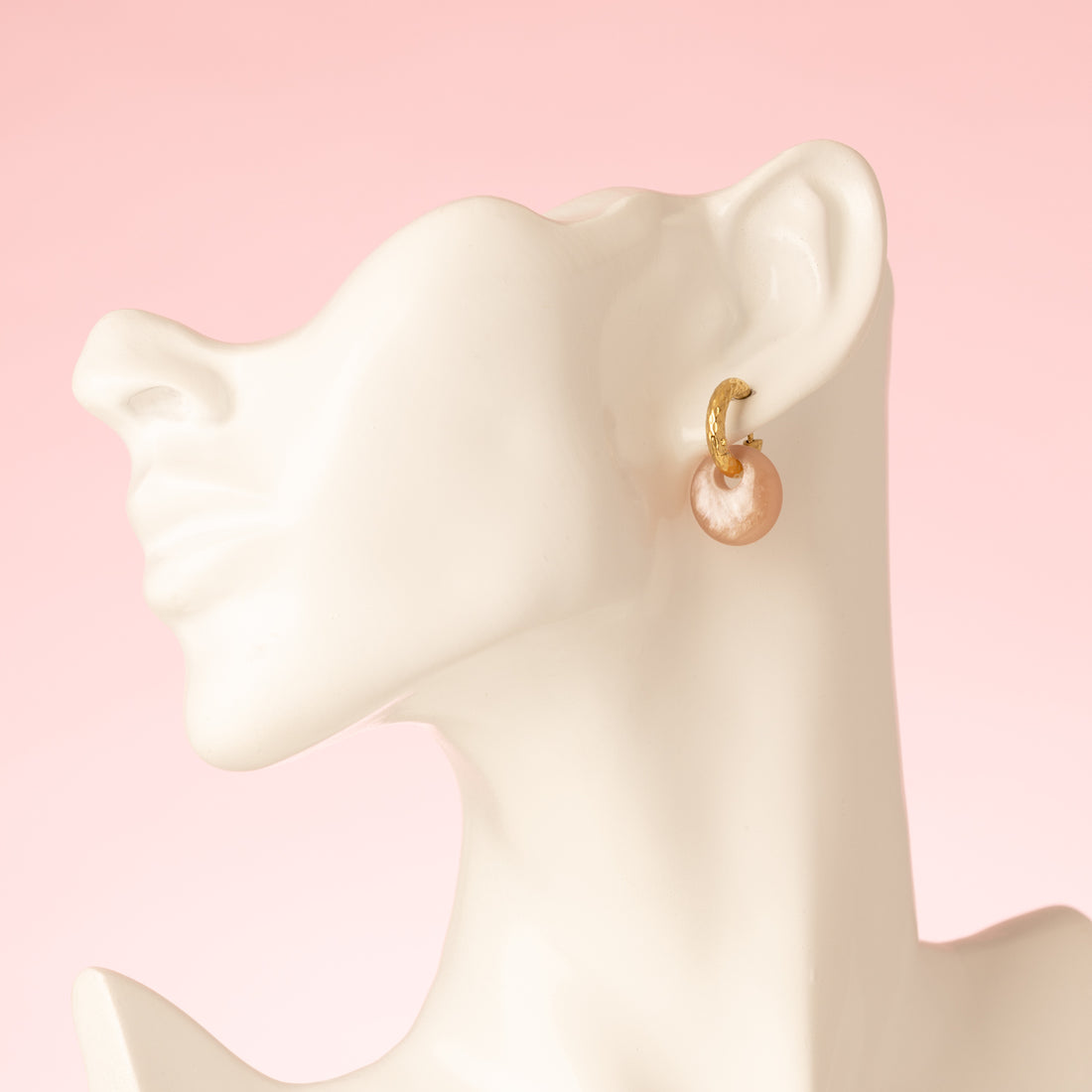 Warm en ingetogen, met een gouden zweem. Golden Haze is een stijlvolle oorring met reliëf, afgewerkt met een licht topaz kleurige Polaris hanger. De zachte glans en neutrale tint maken deze oorbel tot een tijdloos accessoire dat moeiteloos past bij elke outfit.