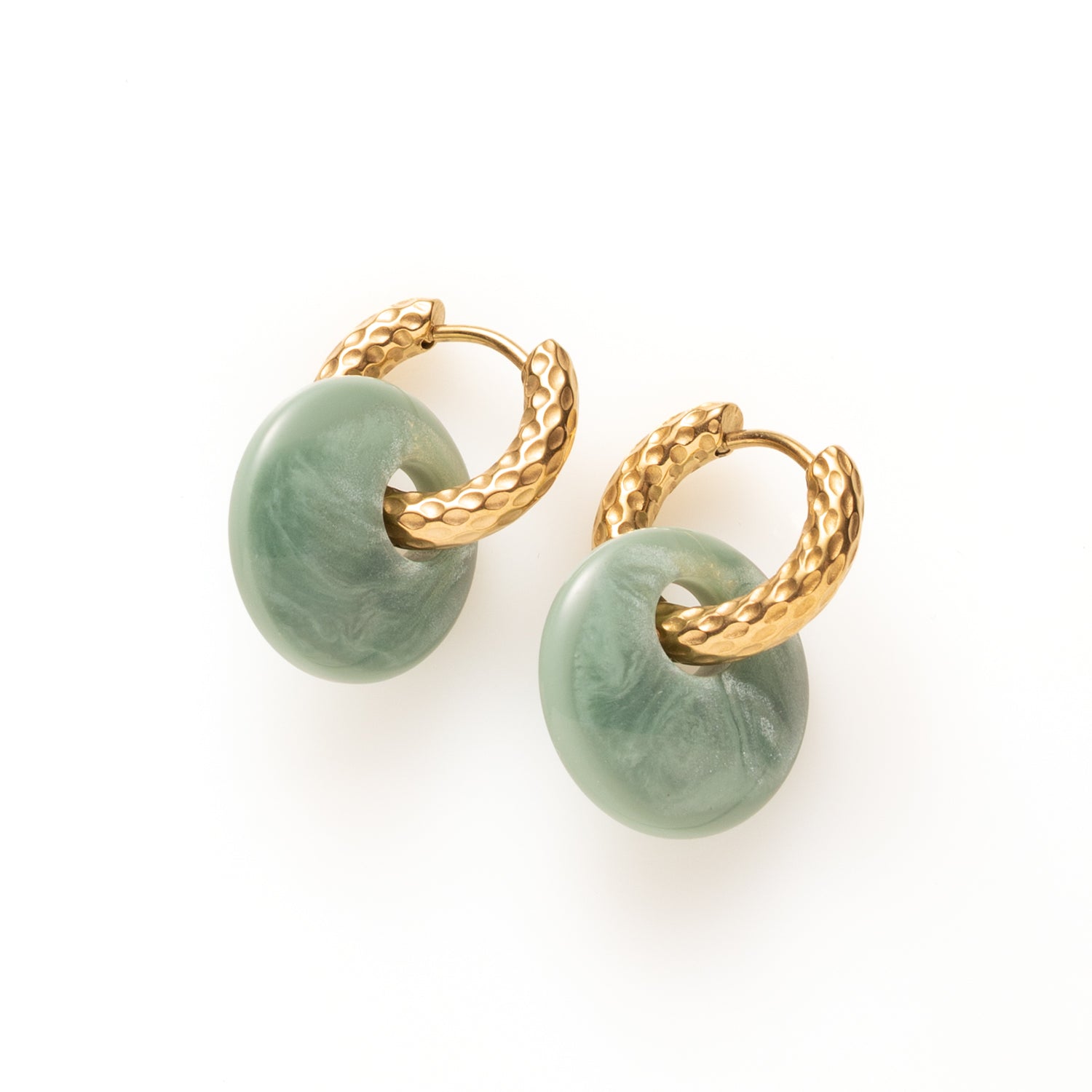 Laat je dag beginnen met een vleugje zachte elegantie. Gentle Green combineert een oorring met reliëf met een ronde Polaris hanger in een frisse erinite-groene tint. Tijdloos, eenvoudig en perfect in balans – een subtiele blikvanger voor elke dag.