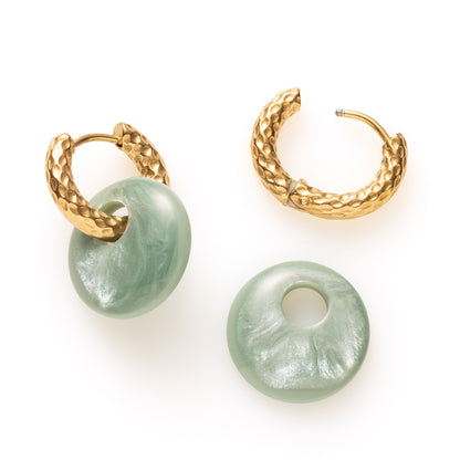 Laat je dag beginnen met een vleugje zachte elegantie. Gentle Green combineert een oorring met reliëf met een ronde Polaris hanger in een frisse erinite-groene tint. Tijdloos, eenvoudig en perfect in balans – een subtiele blikvanger voor elke dag.