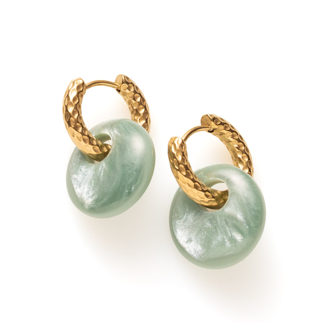Laat je dag beginnen met een vleugje zachte elegantie. Gentle Green combineert een oorring met reliëf met een ronde Polaris hanger in een frisse erinite-groene tint. Tijdloos, eenvoudig en perfect in balans – een subtiele blikvanger voor elke dag.