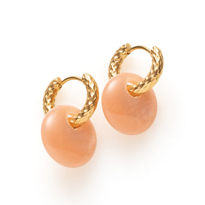 Warm en ingetogen, met een gouden zweem. Golden Haze is een stijlvolle oorring met reliëf, afgewerkt met een licht topaz kleurige Polaris hanger. De zachte glans en neutrale tint maken deze oorbel tot een tijdloos accessoire dat moeiteloos past bij elke outfit.