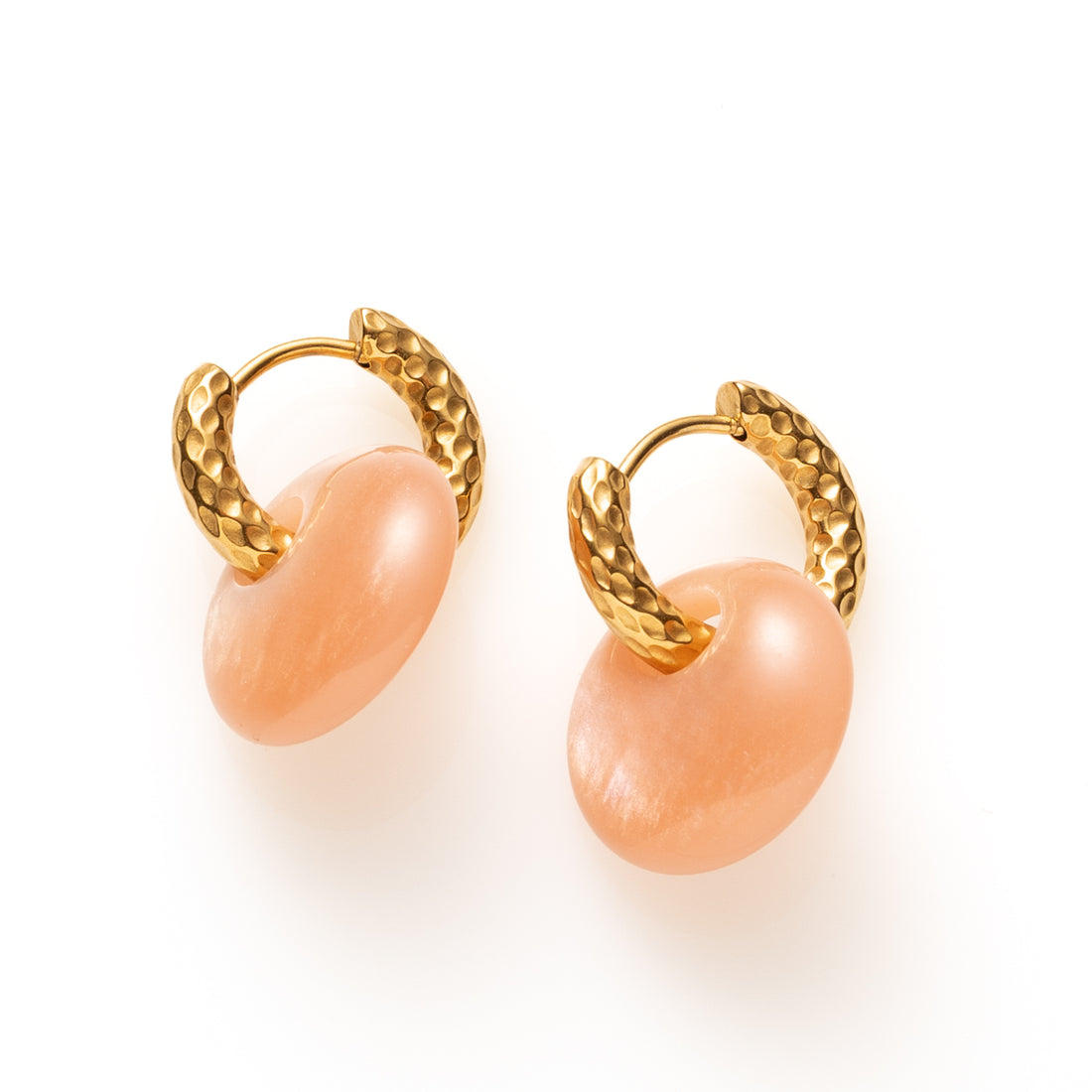 Warm en ingetogen, met een gouden zweem. Golden Haze is een stijlvolle oorring met reliëf, afgewerkt met een licht topaz kleurige Polaris hanger. De zachte glans en neutrale tint maken deze oorbel tot een tijdloos accessoire dat moeiteloos past bij elke outfit.