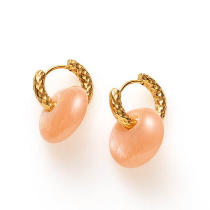 Warm en ingetogen, met een gouden zweem. Golden Haze is een stijlvolle oorring met reliëf, afgewerkt met een licht topaz kleurige Polaris hanger. De zachte glans en neutrale tint maken deze oorbel tot een tijdloos accessoire dat moeiteloos past bij elke outfit.