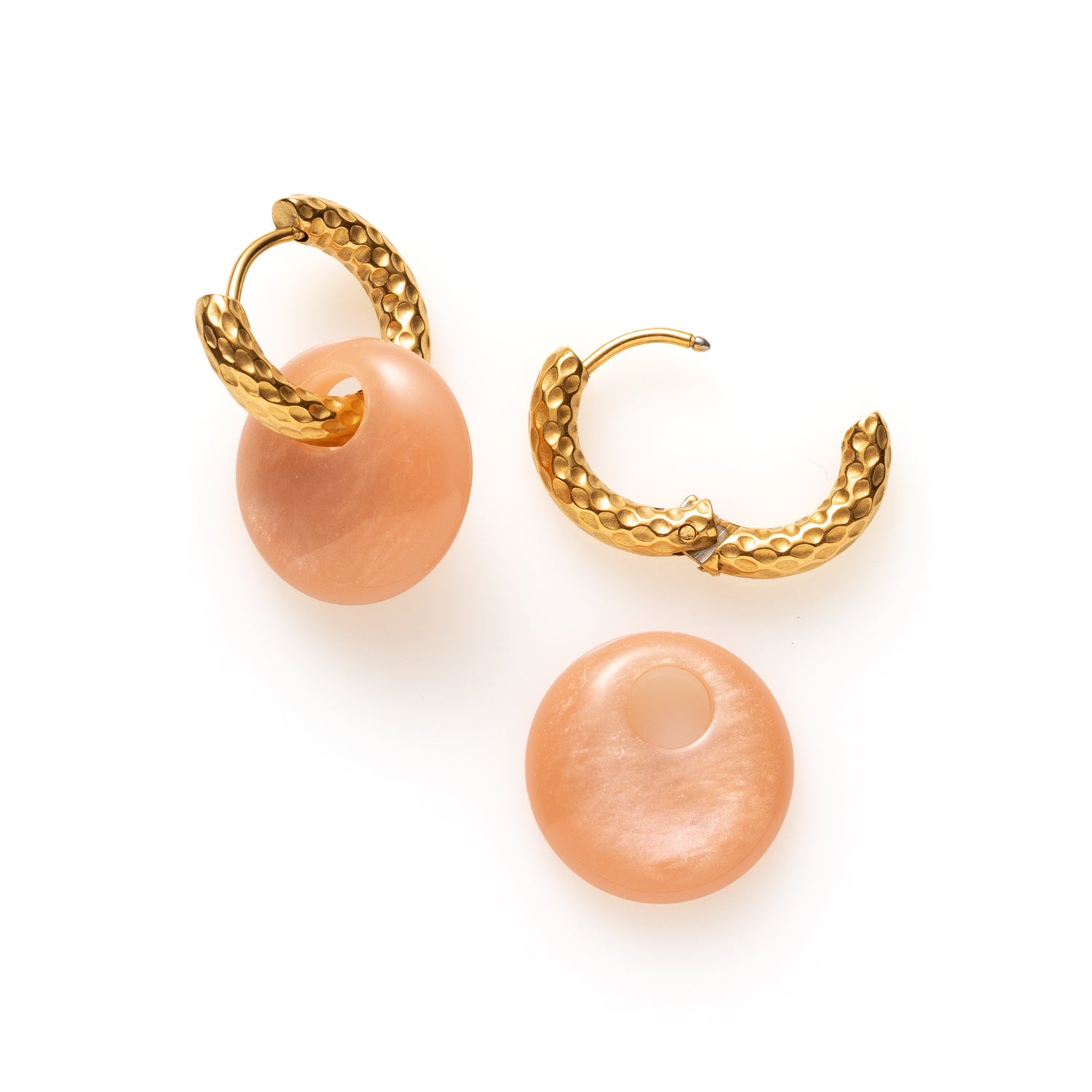 Warm en ingetogen, met een gouden zweem. Golden Haze is een stijlvolle oorring met reliëf, afgewerkt met een licht topaz kleurige Polaris hanger. De zachte glans en neutrale tint maken deze oorbel tot een tijdloos accessoire dat moeiteloos past bij elke outfit.