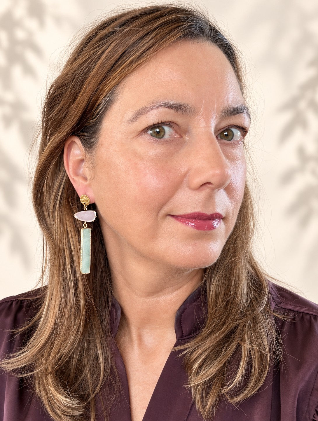 Mint Blush - combineert zachte kleuren met een krachtige vorm. Onder een oorsteker van gehamerd goud hangt een facetgeslepen tussenstuk in poederroze, gevolgd door een lange, rechthoekige natuursteen hanger in zacht mintgroen. De gouden randen geven het glas een strakke omlijsting.

Het pastel maakt het ontwerp fris en vrouwelijk, de grafische lijnen houden het stoer. Een statement oorbel die opvalt zonder luid te zijn.