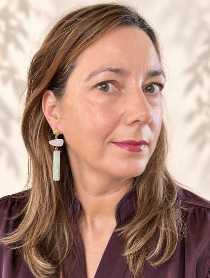 Mint Blush - combineert zachte kleuren met een krachtige vorm. Onder een oorsteker van gehamerd goud hangt een facetgeslepen tussenstuk in poederroze, gevolgd door een lange, rechthoekige natuursteen hanger in zacht mintgroen. De gouden randen geven het glas een strakke omlijsting.

Het pastel maakt het ontwerp fris en vrouwelijk, de grafische lijnen houden het stoer. Een statement oorbel die opvalt zonder luid te zijn.