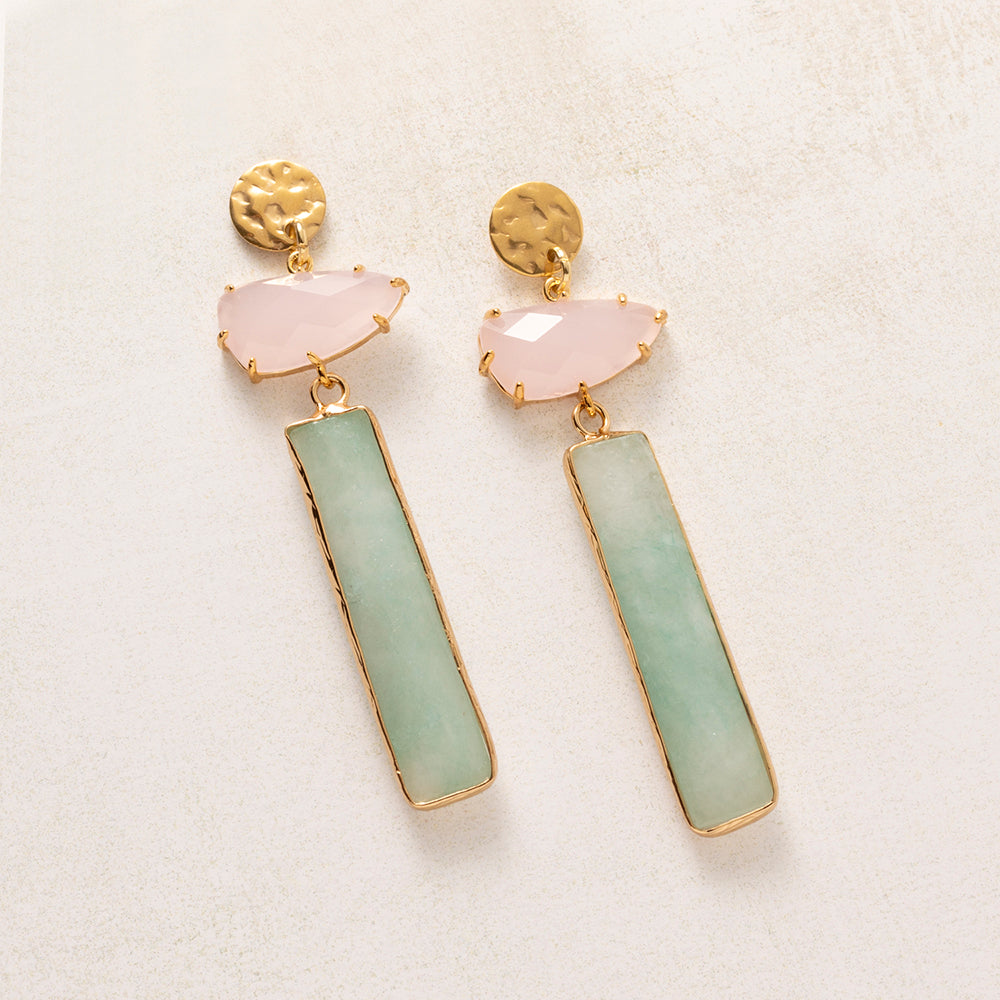 Mint Blush - combineert zachte kleuren met een krachtige vorm. Onder een oorsteker van gehamerd goud hangt een facetgeslepen tussenstuk in poederroze, gevolgd door een lange, rechthoekige natuursteen hanger in zacht mintgroen. De gouden randen geven het glas een strakke omlijsting.

Het pastel maakt het ontwerp fris en vrouwelijk, de grafische lijnen houden het stoer. Een statement oorbel die opvalt zonder luid te zijn.