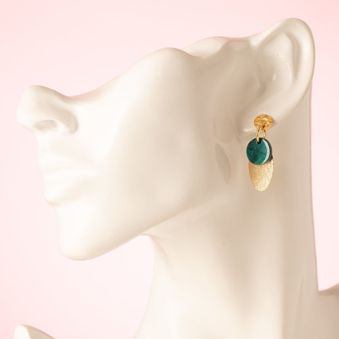 Een statement in subtiliteit.&amp;nbsp;Emerald Veil combineert een elegante ovale gouden hanger met een diepgroen resin rondje. Tijdloos, stijlvol en perfect voor dagelijks gebruik, met een rijke kleur die net dat beetje extra uitstraling geeft.