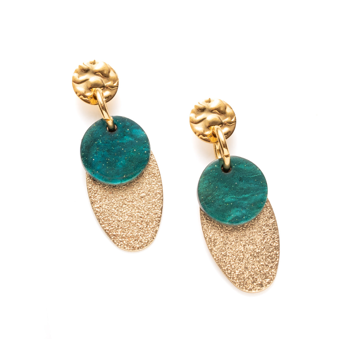 Een statement in subtiliteit.&amp;nbsp;Emerald Veil combineert een elegante ovale gouden hanger met een diepgroen resin rondje. Tijdloos, stijlvol en perfect voor dagelijks gebruik, met een rijke kleur die net dat beetje extra uitstraling geeft.