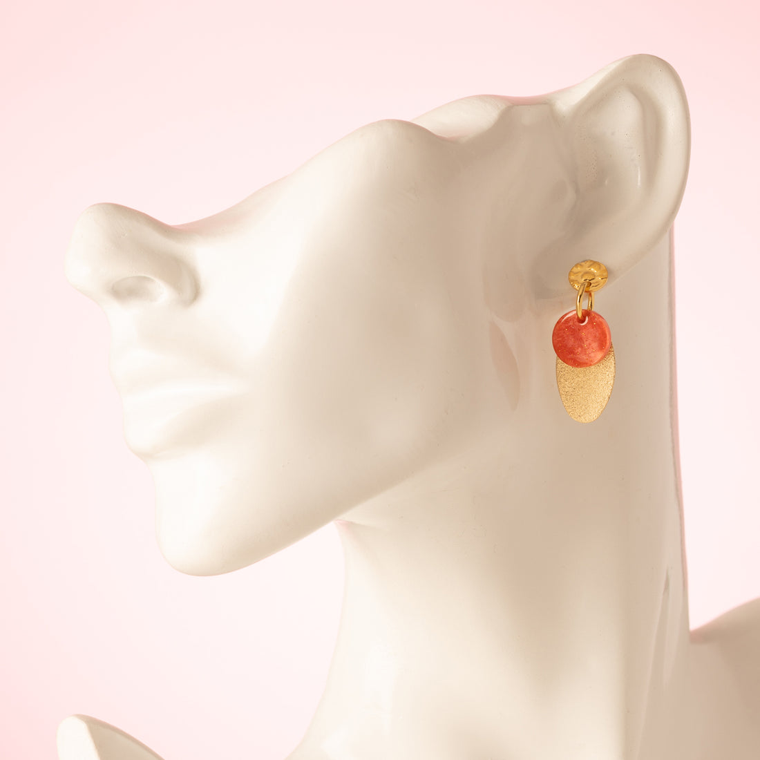 Een warm accent voor elke dag. Coral Drift heeft een elegante ovale hanger met een opvallend koraal resin rondje. Tijdloos en minimalistisch in ontwerp, maar dankzij de kleur net dat beetje extra om je look te laten spreken.