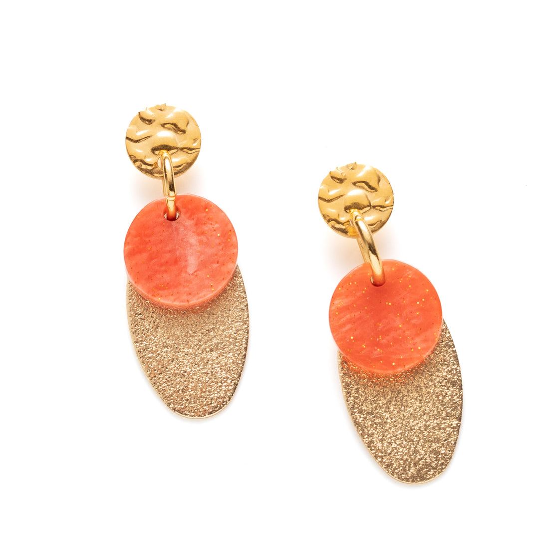 Een warm accent voor elke dag. Coral Drift heeft een elegante ovale hanger met een opvallend koraal resin rondje. Tijdloos en minimalistisch in ontwerp, maar dankzij de kleur net dat beetje extra om je look te laten spreken.