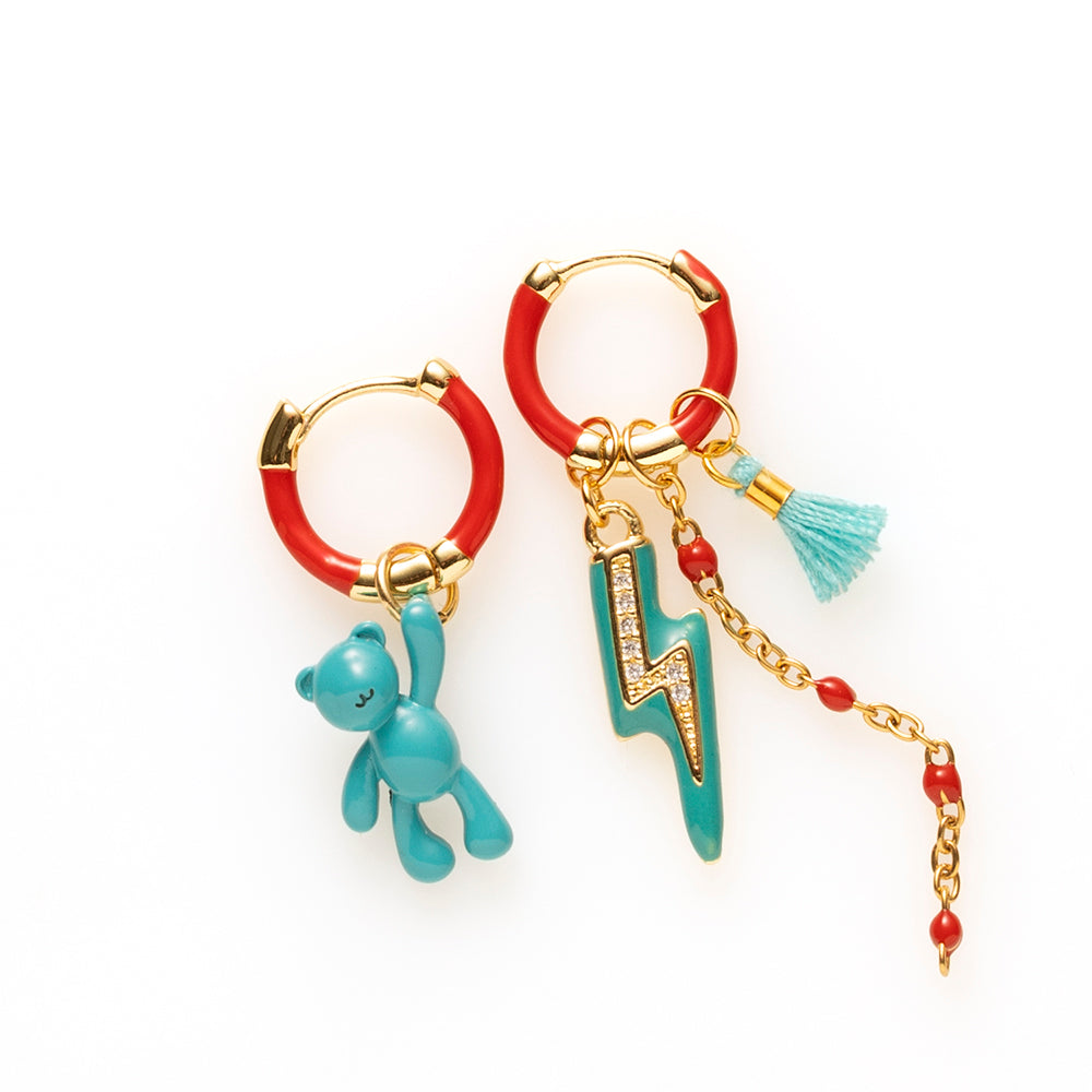 Voeg een sprankje kleur en een vleugje vreugde toe aan je dag met deze kleine gekleurde oorringen met vrolijke bedels.

Deze charmante, verfijnde variant is subtieler van formaat maar net zo speels en opvallend als de grotere versie. Dankzij de kleinere oorringen en bedels zijn ze perfect voor zowel kinderen als volwassenen. Ideaal om je outfit op een lichte, stijlvolle manier op te vrolijken en je een instant happy feeling te geven