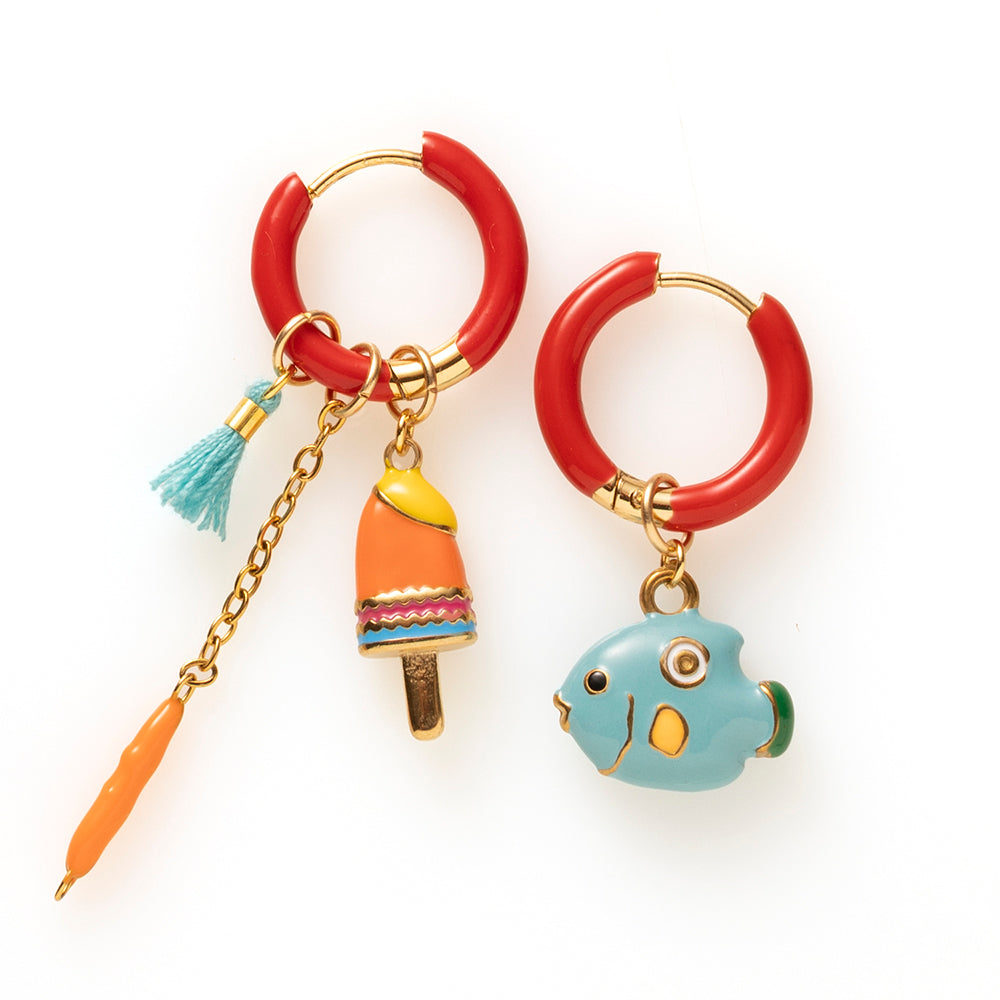 Voeg een sprankje kleur en vreugde toe aan je dag met deze kleurrijke oorbellen met eigenzinnige bedels. Deze charmante oorbellen geven elke outfit een speelse en stijlvolle touch én bezorgen je meteen een instant geluksgevoel.
Extra leuk: de bedels zijn eenvoudig afneembaar en onderling te wisselen. Mix &amp; Match ze met andere oorbellen en creëer eindeloos veel unieke combinaties voor dubbel draagplezier.
