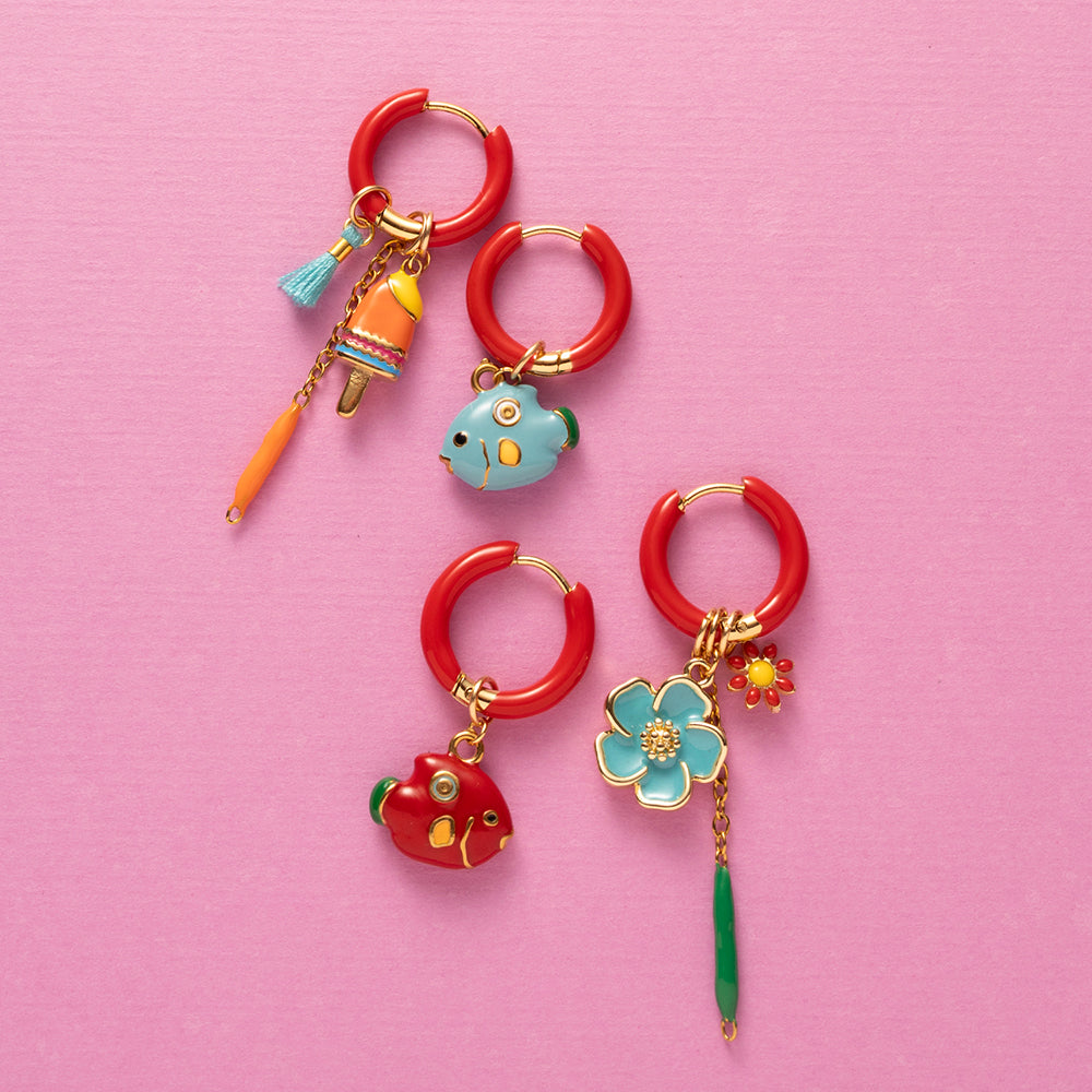 Voeg een sprankje kleur en vreugde toe aan je dag met deze kleurrijke oorbellen met eigenzinnige bedels. Deze charmante oorbellen geven elke outfit een speelse en stijlvolle touch én bezorgen je meteen een instant geluksgevoel.
Extra leuk: de bedels zijn eenvoudig afneembaar en onderling te wisselen. Mix &amp; Match ze met andere oorbellen en creëer eindeloos veel unieke combinaties voor dubbel draagplezier.
